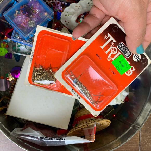 Vintage grandmacore craft Christmas storage tin junk drawer sequin glitter beads - Picture 8 of 13